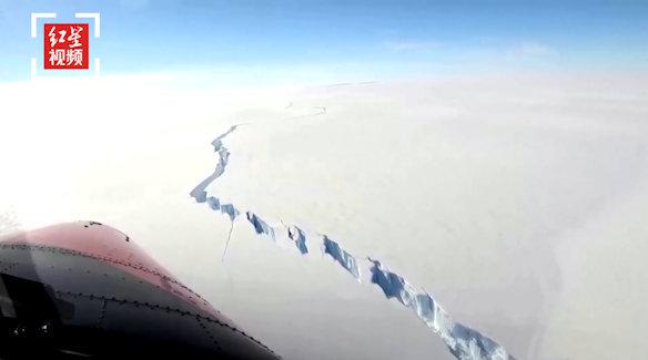 南极冰架巨大裂痕
