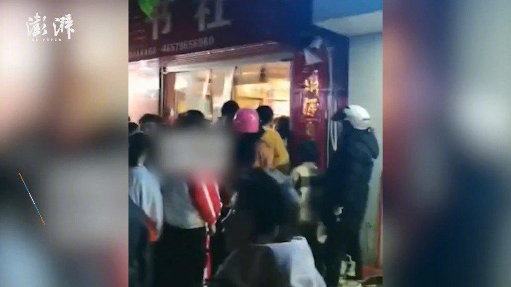 家长连夜排长队购书书店被指老师指定，江西吉安教育局：正在核实