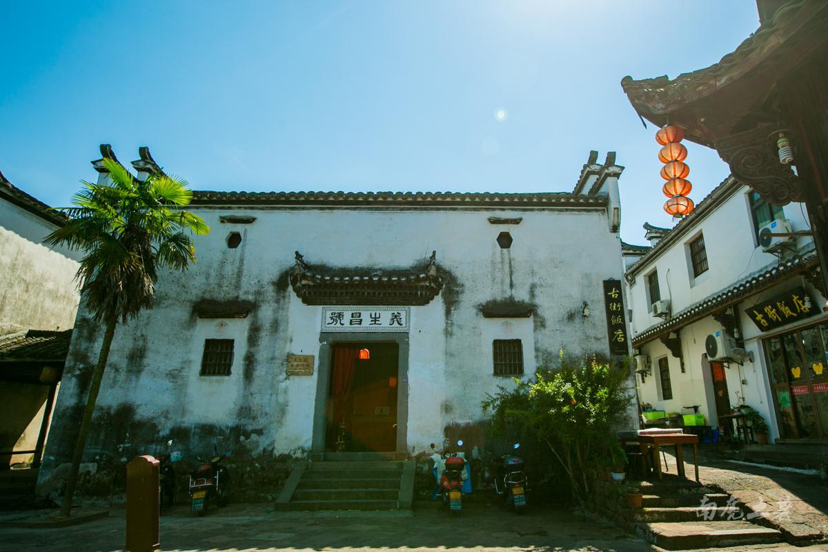 诸葛亮山东人,在四川工作,后裔的最大聚居地为什么在浙江