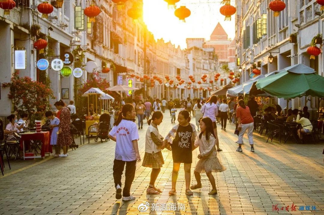 具有浓郁南洋风格的海口骑楼老街建筑群,每天引来许多市民,游客休闲