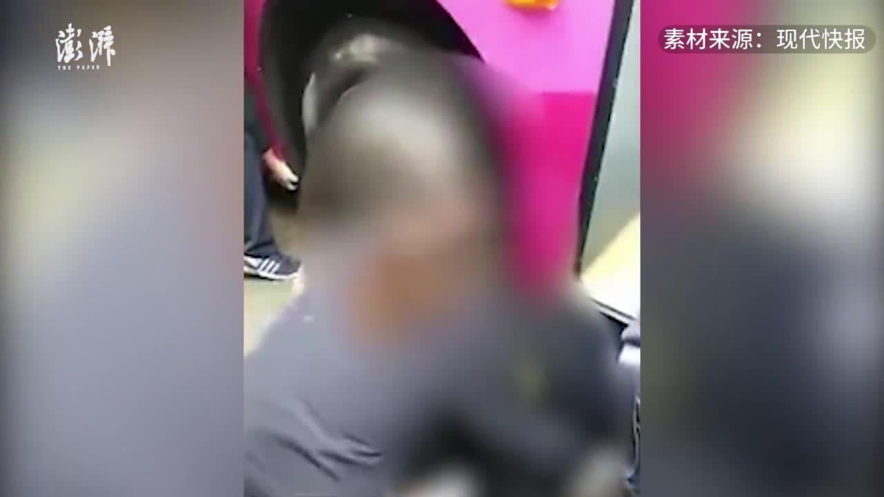 女子突然倒在公交车前遭意外碾压：被行人合力救出后，已无生命体征