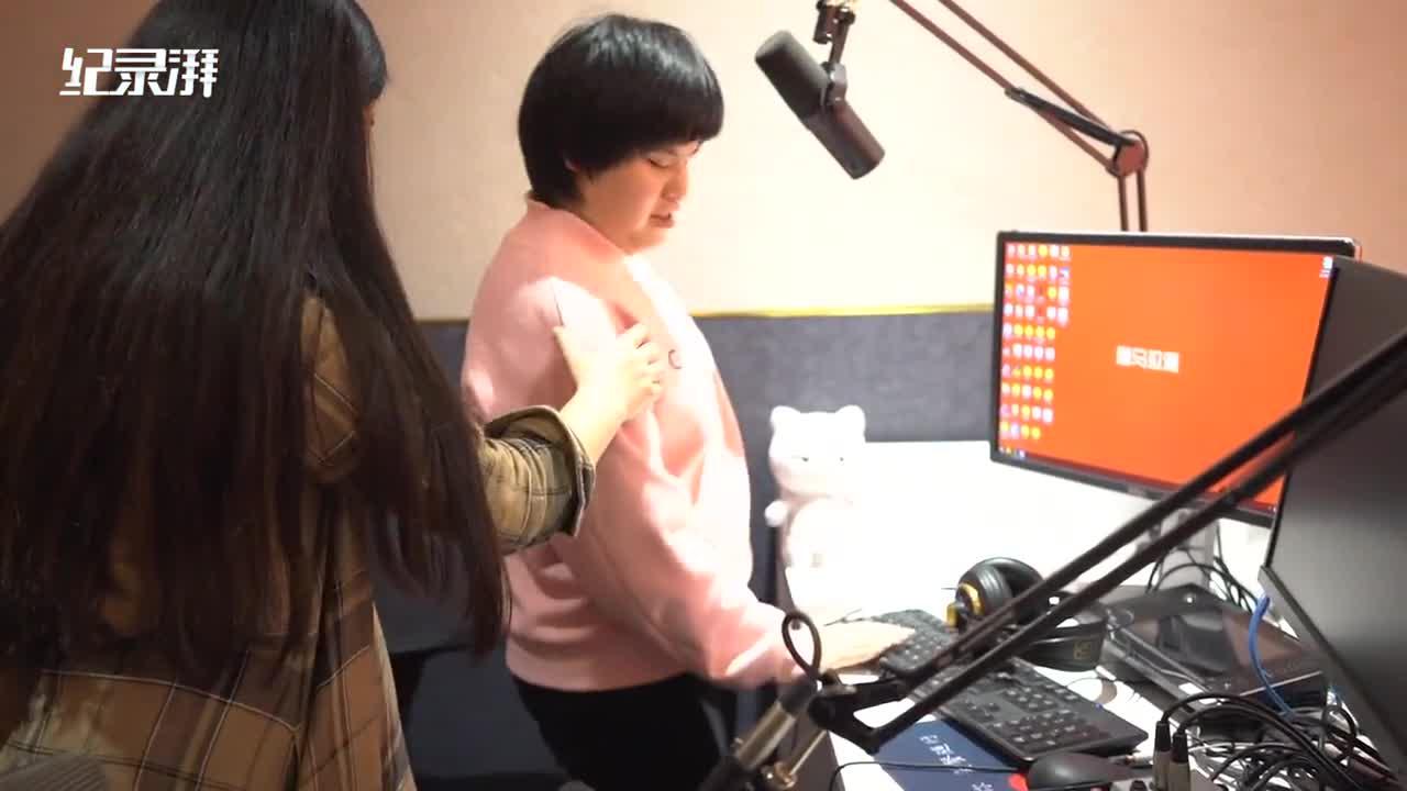 视障女孩的多彩“声活”：当声优，带20位员工录有声书