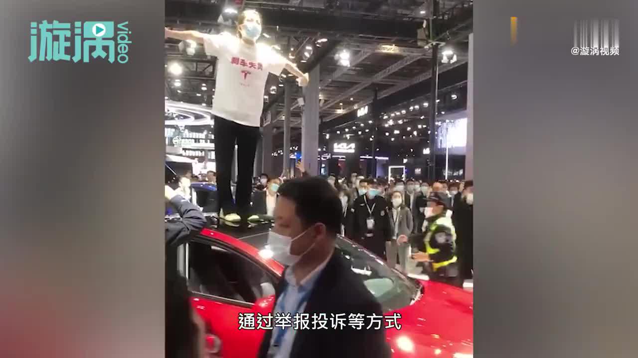 律师谈女子站特斯拉车顶维权