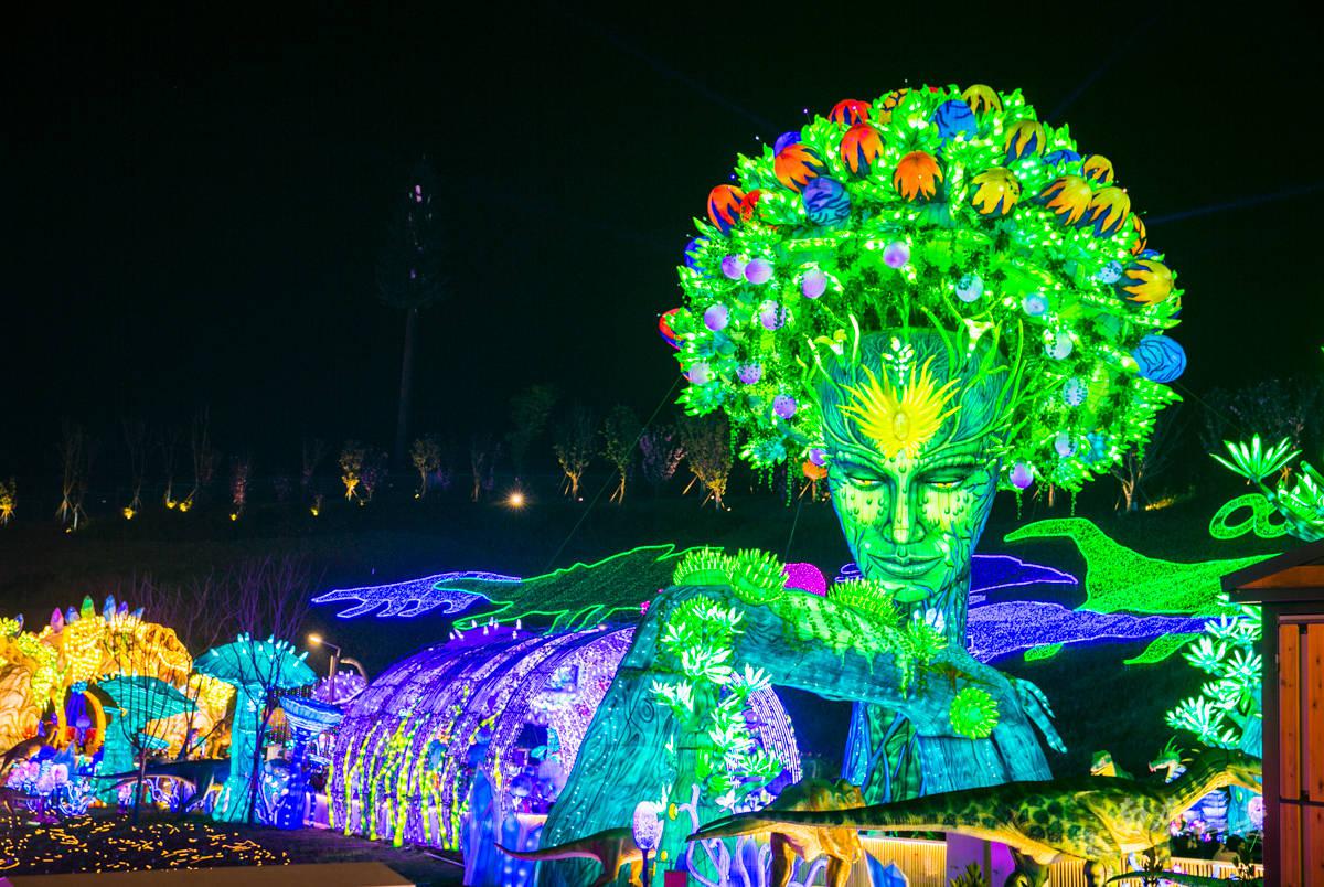 亮燈到五一假期的自貢燈會 成了一座不夜城