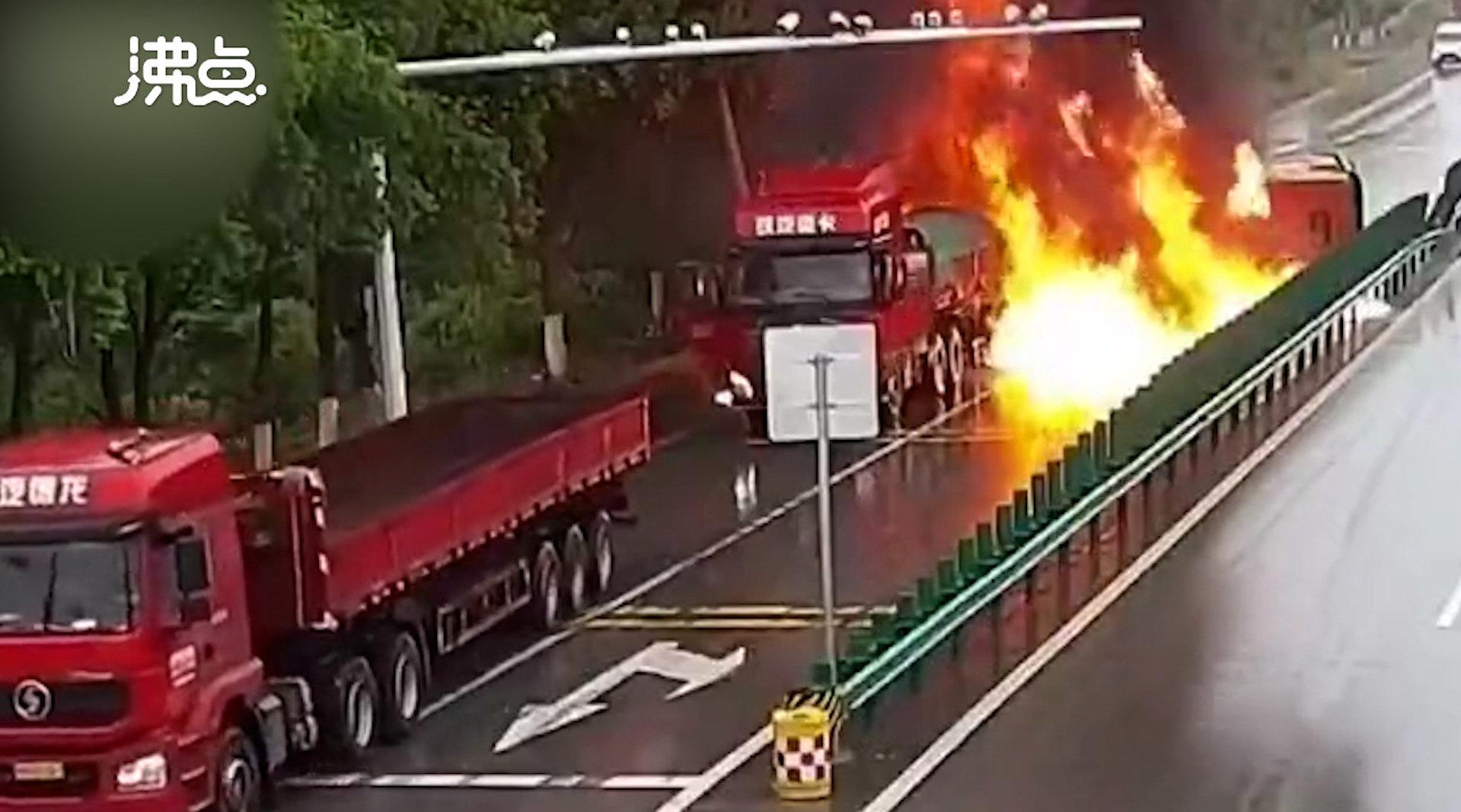 湖北黄冈一油罐车侧翻起火