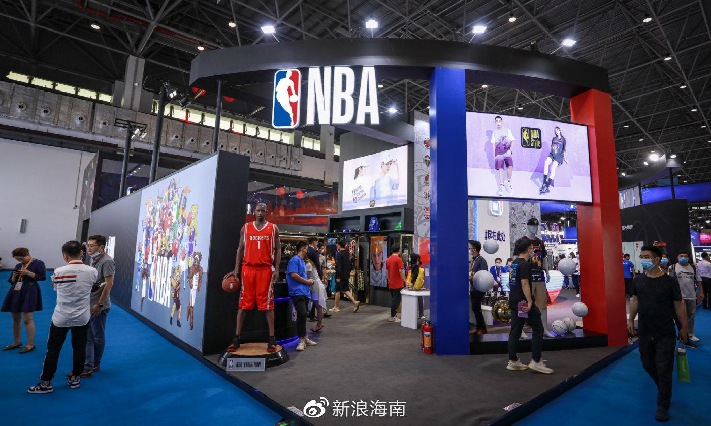  来到NBA授权产品区，玩出自己的风格