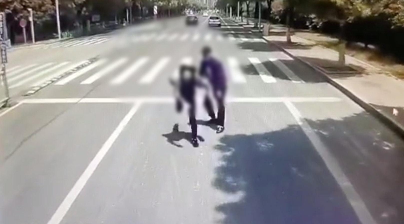 男子将女友推向行驶公交