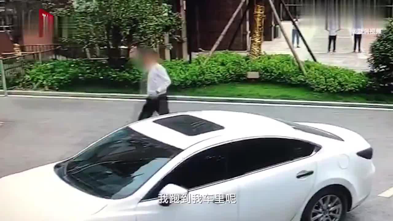 小区业主称物业向自己泼开水