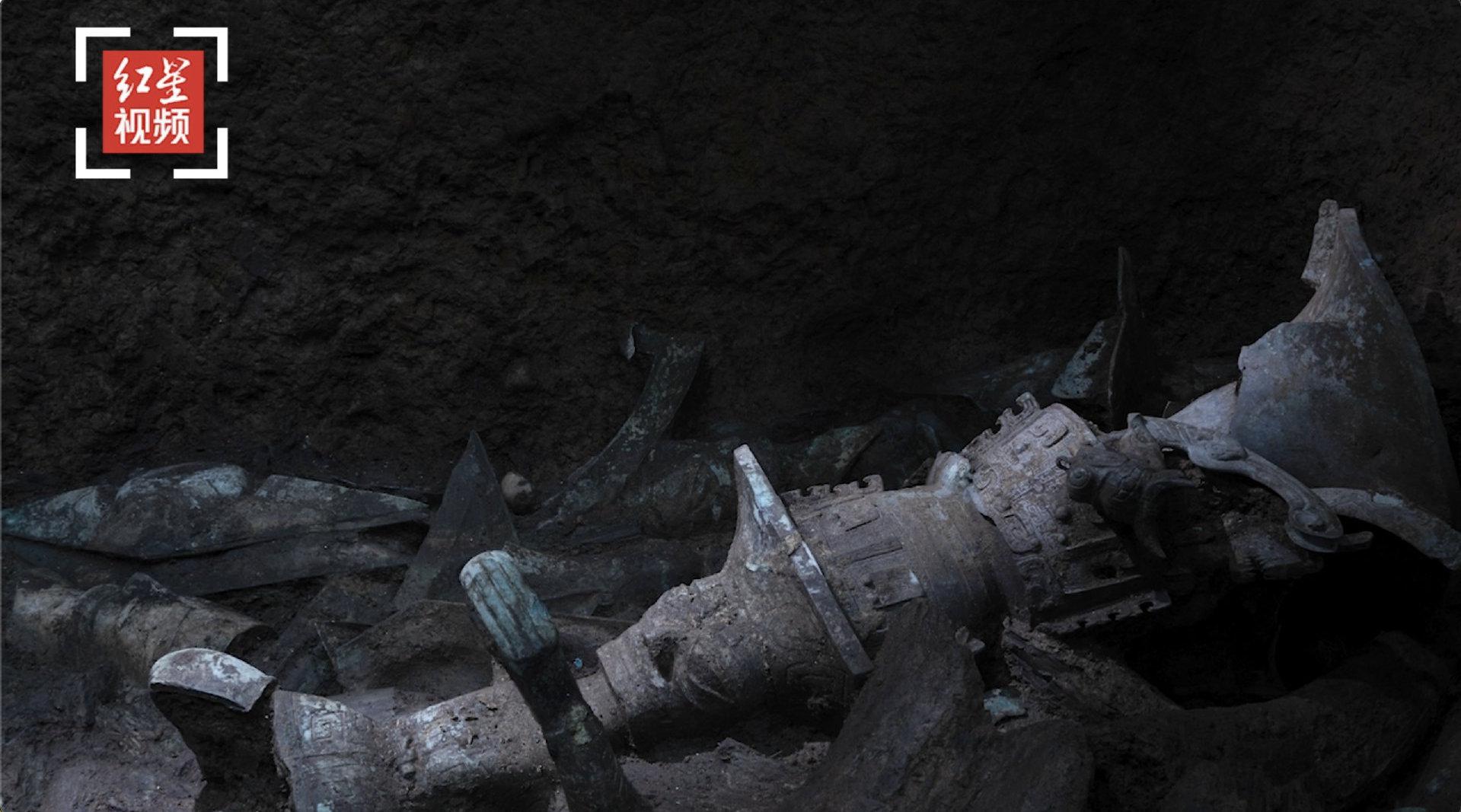 三星堆出土青铜顶尊人像