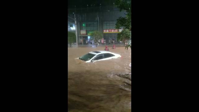 四川巴中夜降大雨
