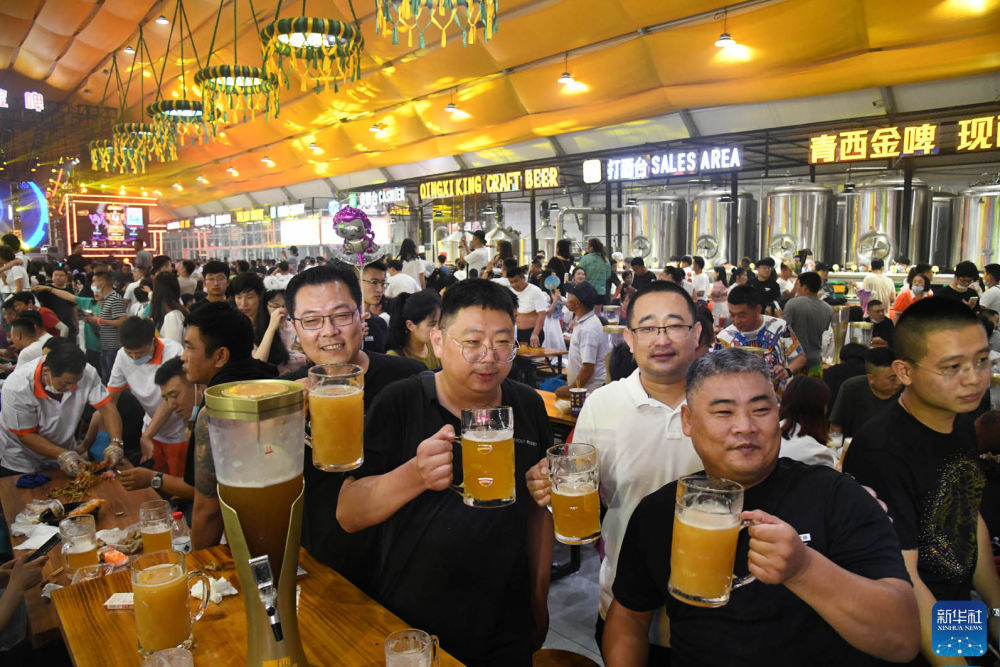 市民和游客在啤酒城内举杯庆祝。(记者李紫恒摄)
