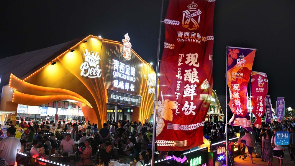 市民和游客在啤酒城内感受啤酒节的风采和魅力。(记者李紫恒摄)