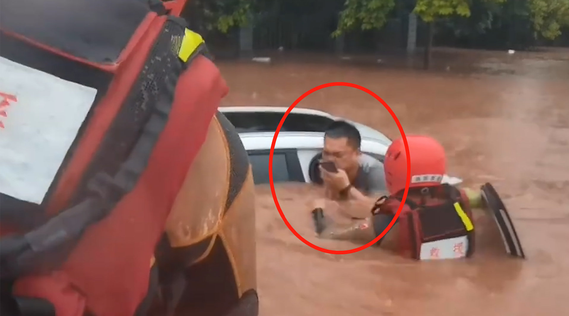 轿车被淹水漫司机颈部