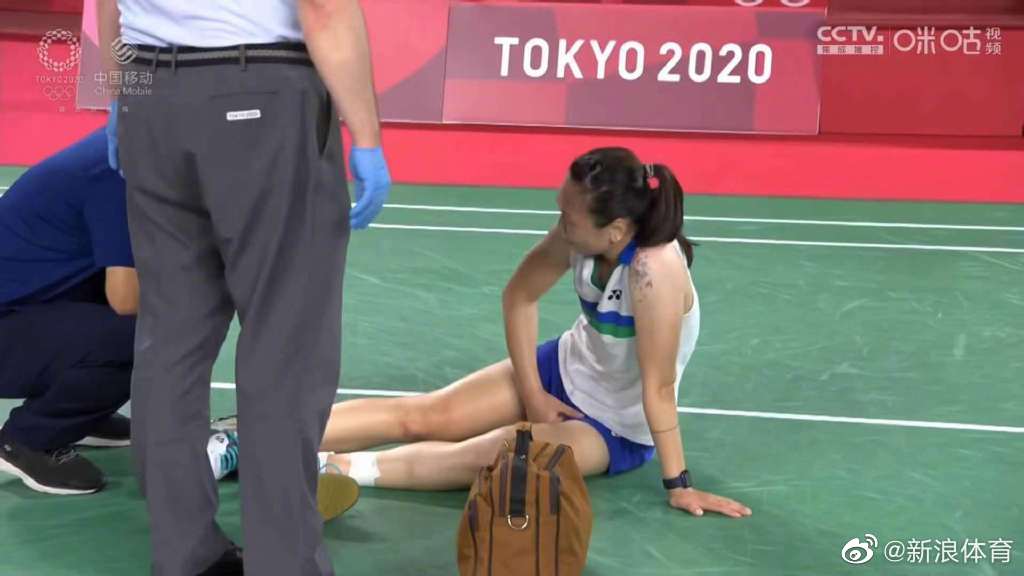 【博狗体育】张蓓雯中途受伤退赛 何冰娇幸运胜出挺进女单八强