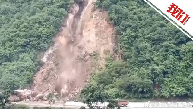 云南玉溪山体滑坡：巨石砸裂公路