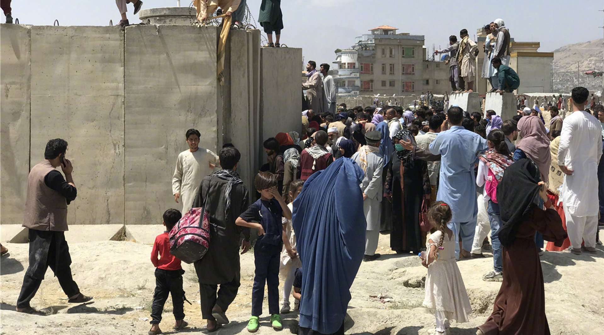 卫星航拍喀布尔民众围堵机场