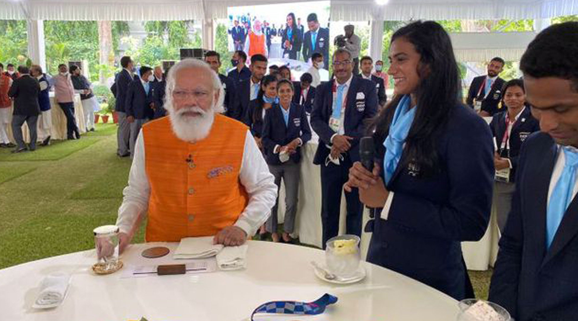 莫迪请印度女运动员吃冰淇淋