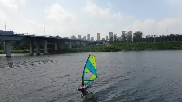 62岁大爷河里玩桨板冲浪