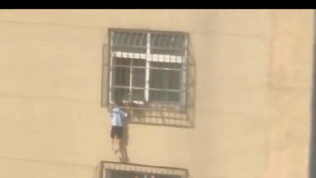 空调维修工徒手爬4楼救男童