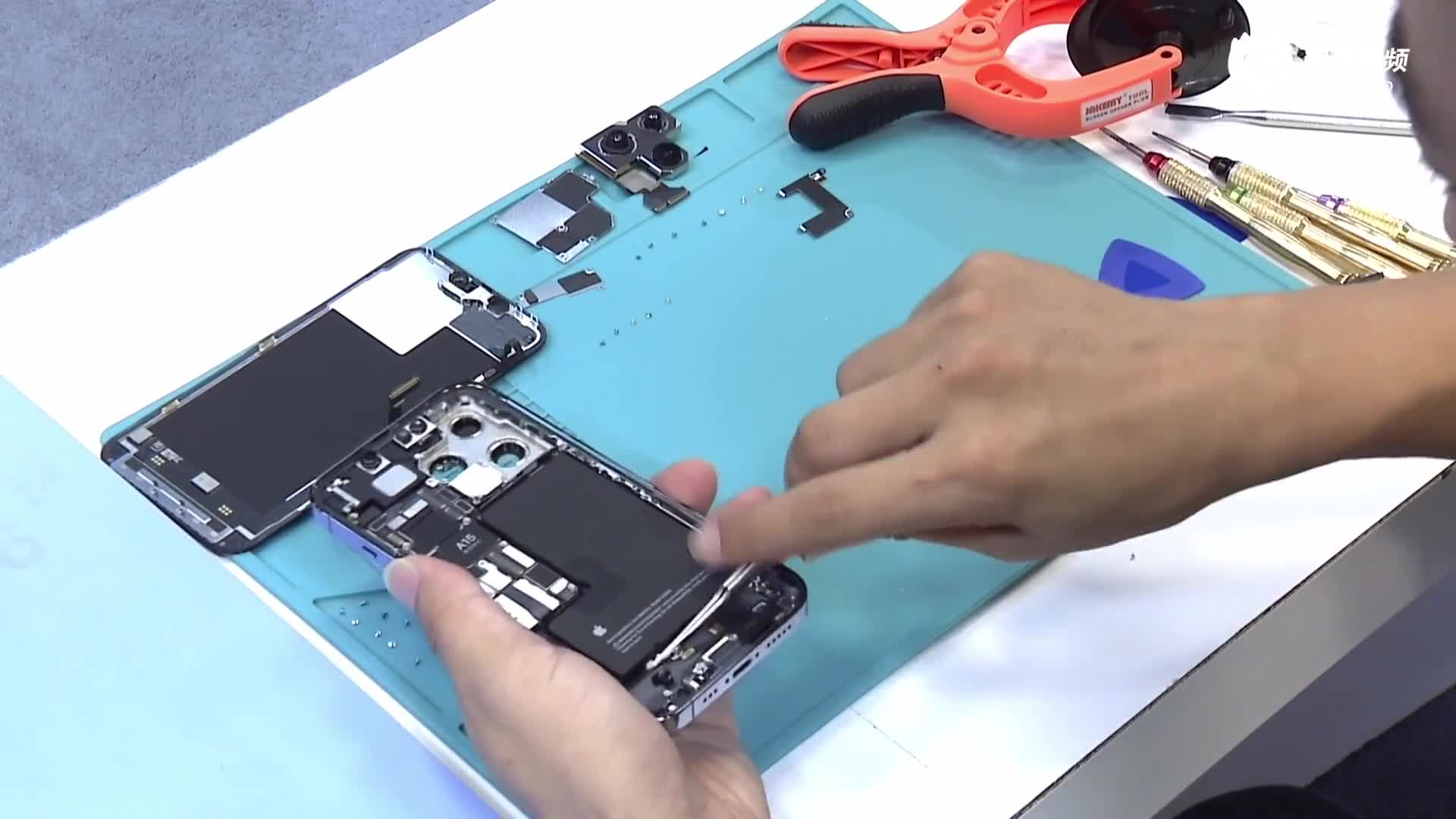 iPhone 13 Pro拆解：电池、散热大不同