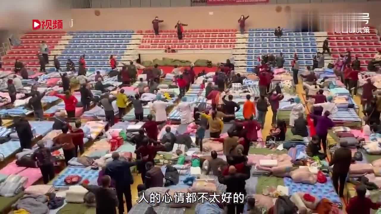 安置点带受灾群众跳舞解压