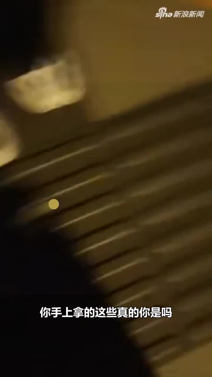 女子高校门口偷外卖被撞破