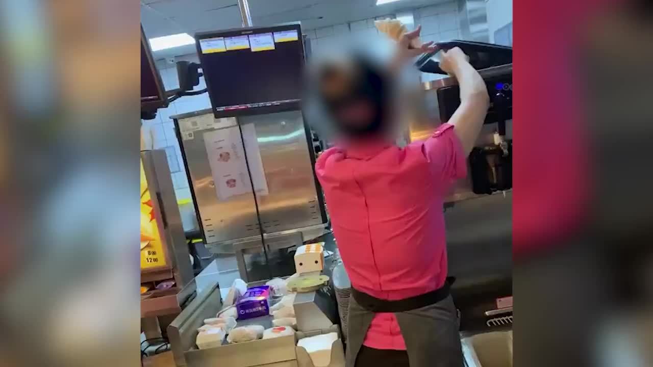 麦当劳员工将冰淇淋倒回机器