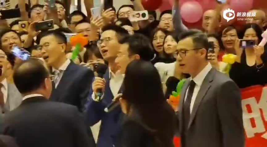 孟晚舟上班第一天，与华为人共同放声高歌《这世界那么多人》