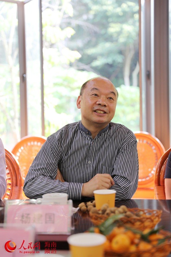 中国产业集聚研究专家、三农学者杨建国在座谈会上发言。人民网 符武平摄