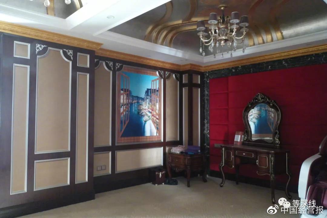 1号套房空间是上海红楼内,空间最大、配置最丰富的房间。该房间内的抽屉或柜子内,有苹果iPad(平板电脑)、iPhone(苹果手机)的盒子及说明书,以及一些腰痛贴等。因为窗户少,墙上贴了一张开着窗的威尼斯夜景喷绘。《等深线》记者程维摄