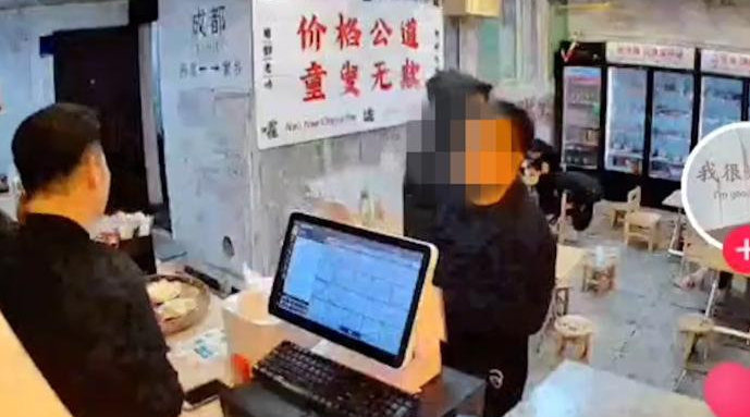 男子结账时自称探店要求免单 商家：一共49.8元 磨叽半天才给