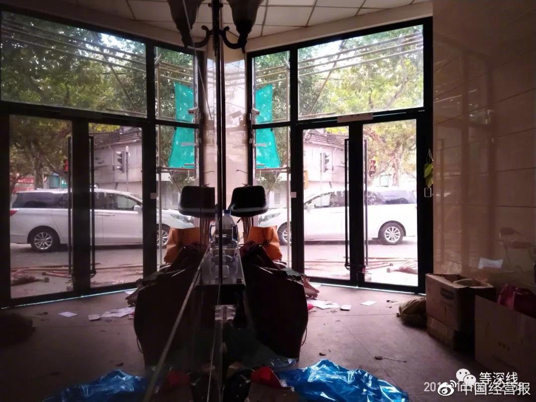 从上海红楼底楼大门内的走道向外望去，室外物件清晰可见，大门外的白色别克商务车的车牌尾号为“880”，车主是一位年轻女性。《等深线》记者程维摄