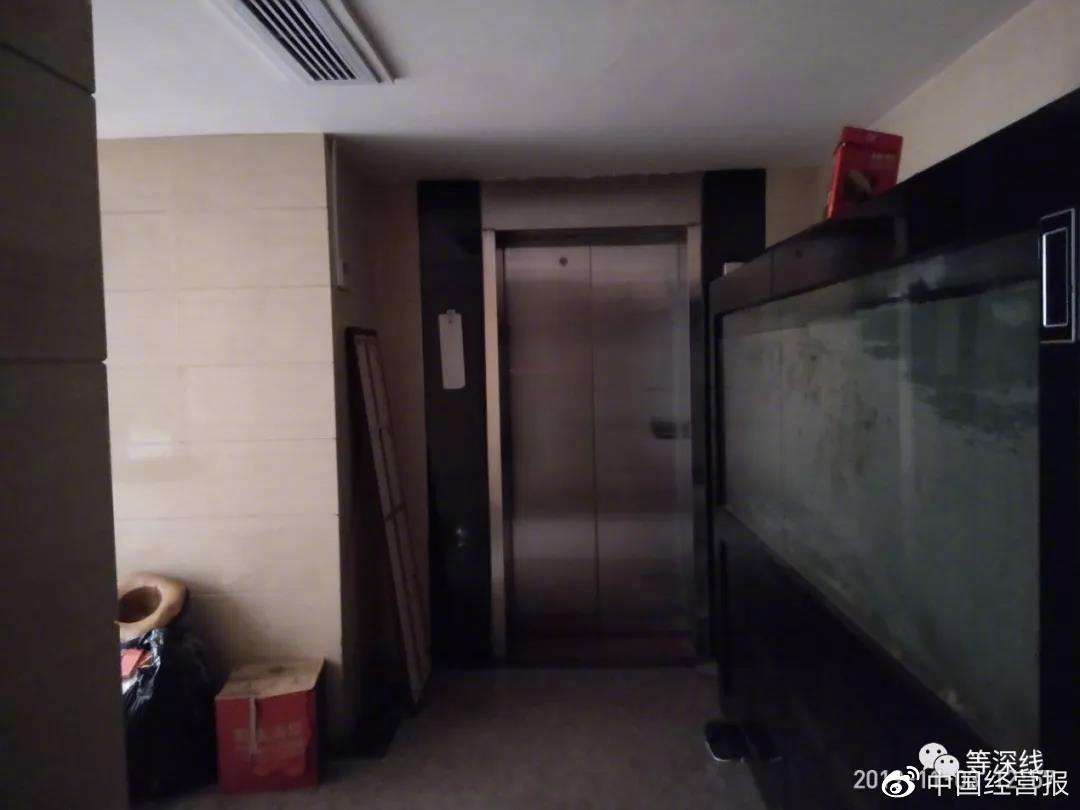 上海红楼的一楼电梯口，装修低调而普通，电梯口外没有安装摄像头。进大门后迎面放了一个大型观赏鱼缸。该门外电梯无密码及刷卡装置。因已断电，无法确认进电梯后，是否需要门卡或密码才能启动电梯或按亮所达楼梯按钮。据附近居民称，没有门卡或密码，无法进入该楼。《等深线》记者程维摄