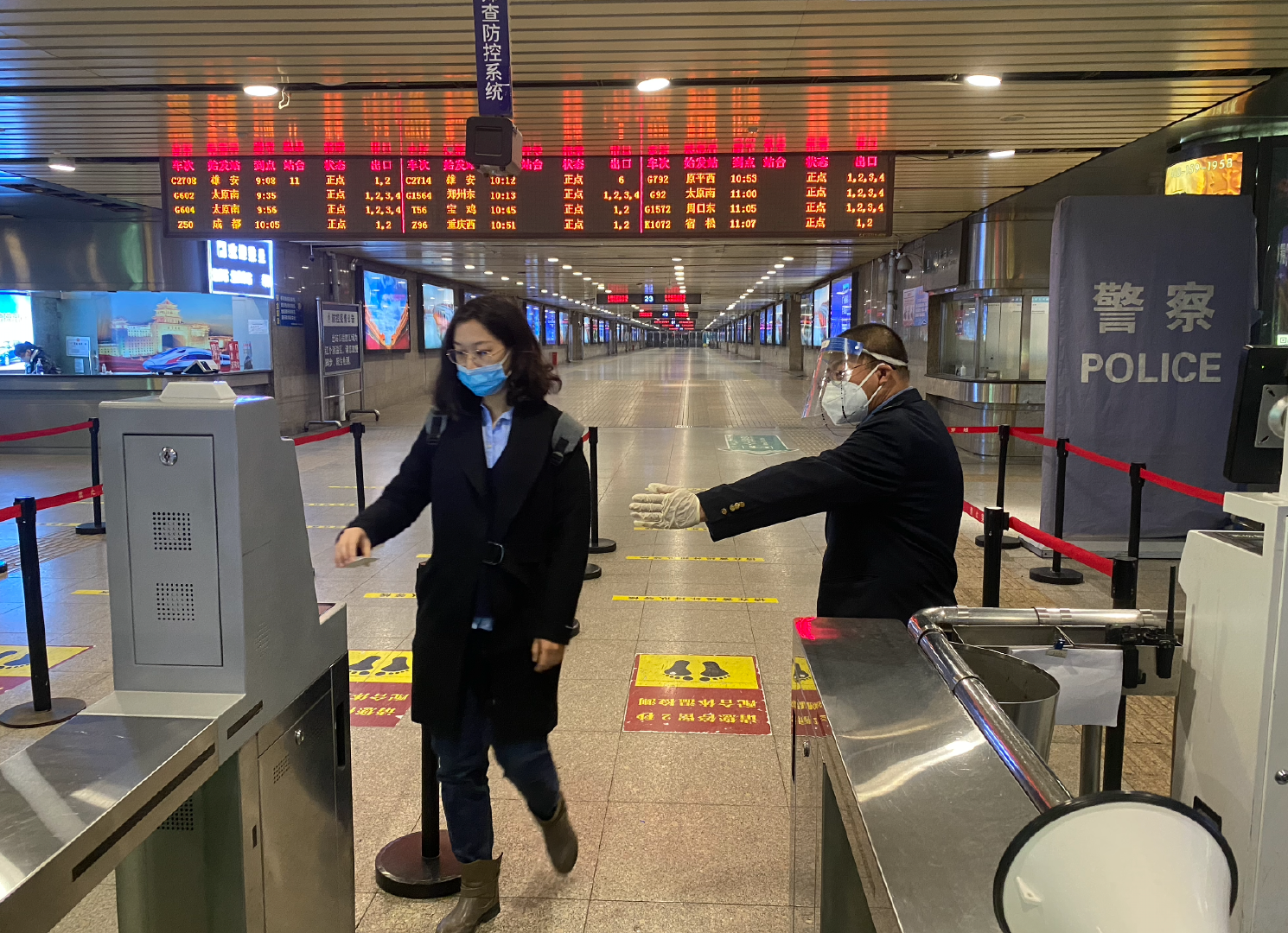 铁路旅客抵京出站/记者拍摄