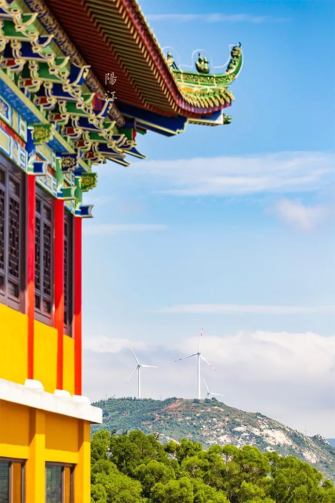 广东有座“小故宫”,竟建在海边悬崖上,三面环海景色绝美