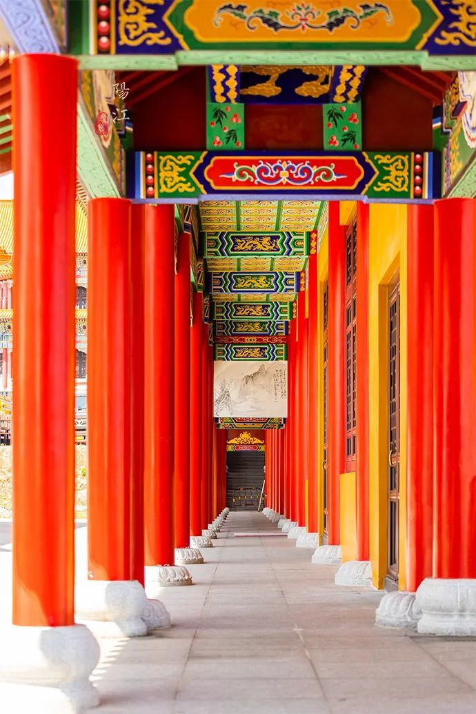 广东有座“小故宫”,竟建在海边悬崖上,三面环海景色绝美