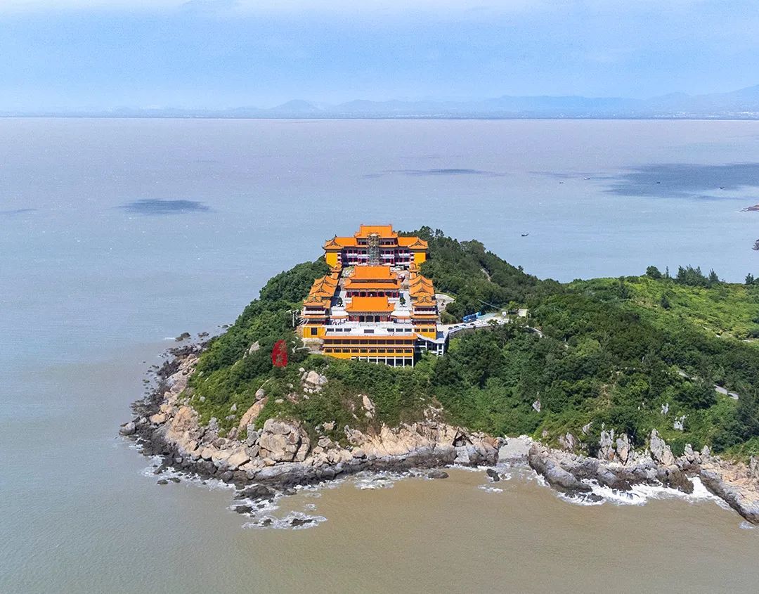 广东有座“小故宫”,竟建在海边悬崖上,三面环海景色绝美