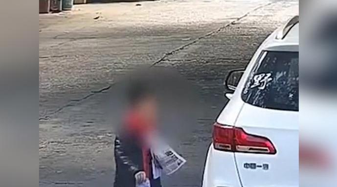 熊孩子沿路泼漆迈巴赫遭殃