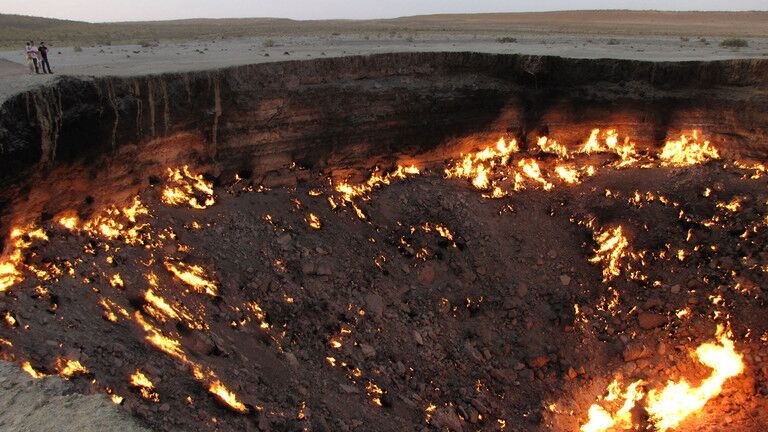 俄媒：土库曼斯坦总统下令扑灭“地狱之门”的大火