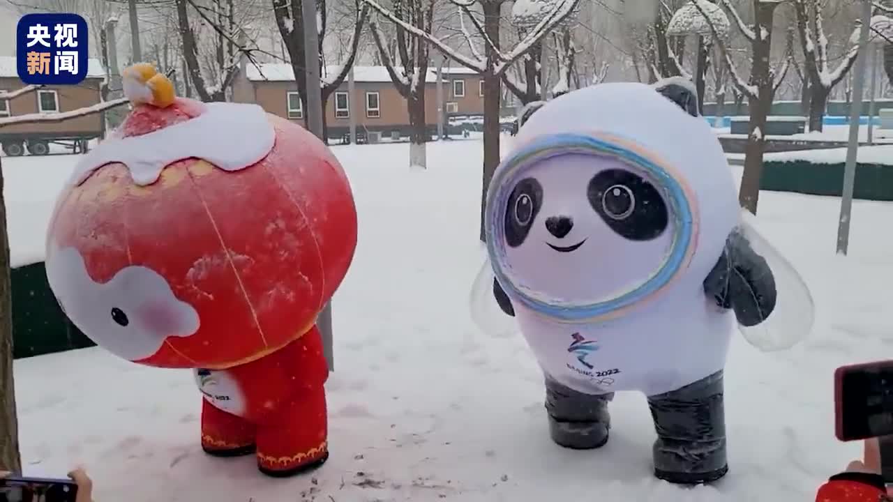 表情包素材上新!冰墩墩雪容融踩雪