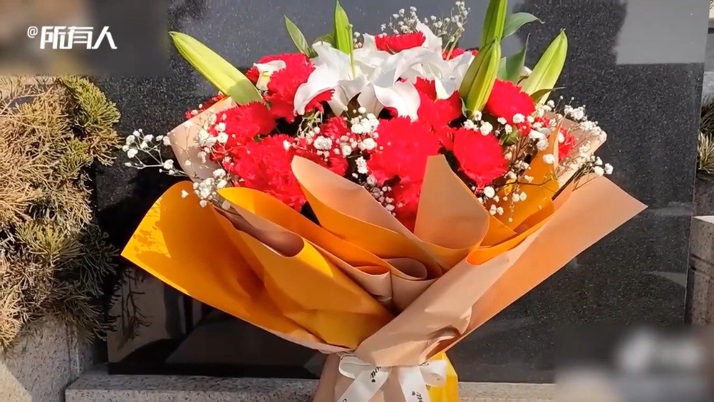 江歌母亲开庭前祭奠女儿