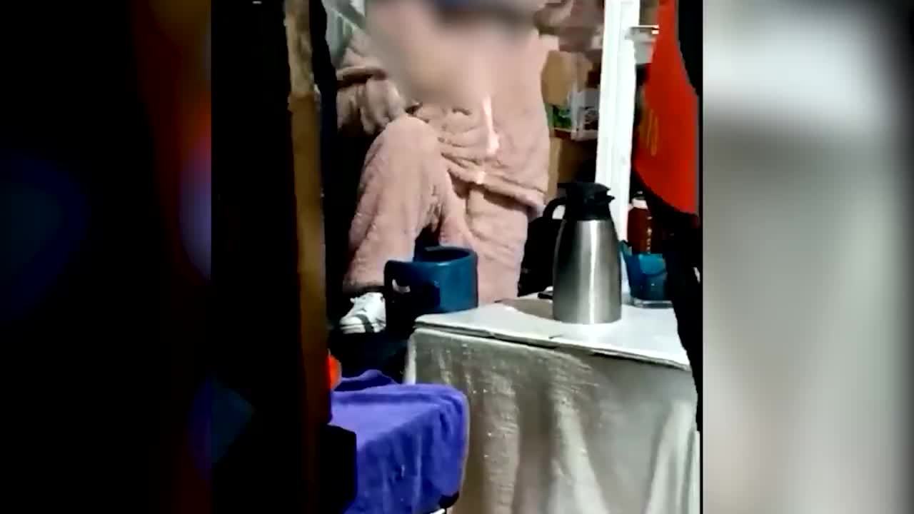 女子脚踩煤气罐欲轻生