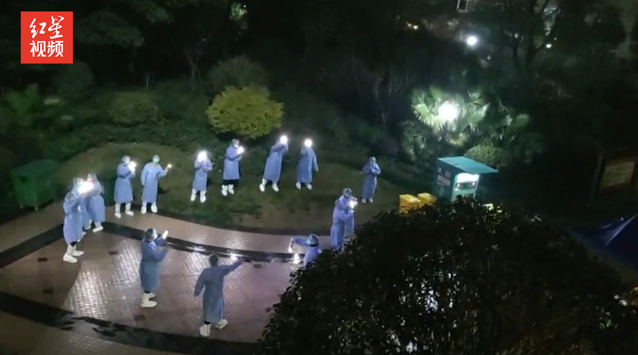 隔离小区志愿者过生日