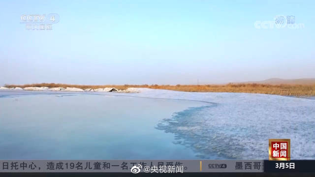 新疆湖面现推冰奇观