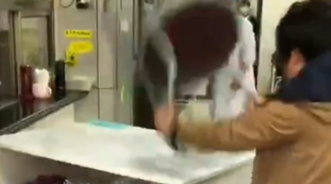 大妈与医院保安冲突砸输液室