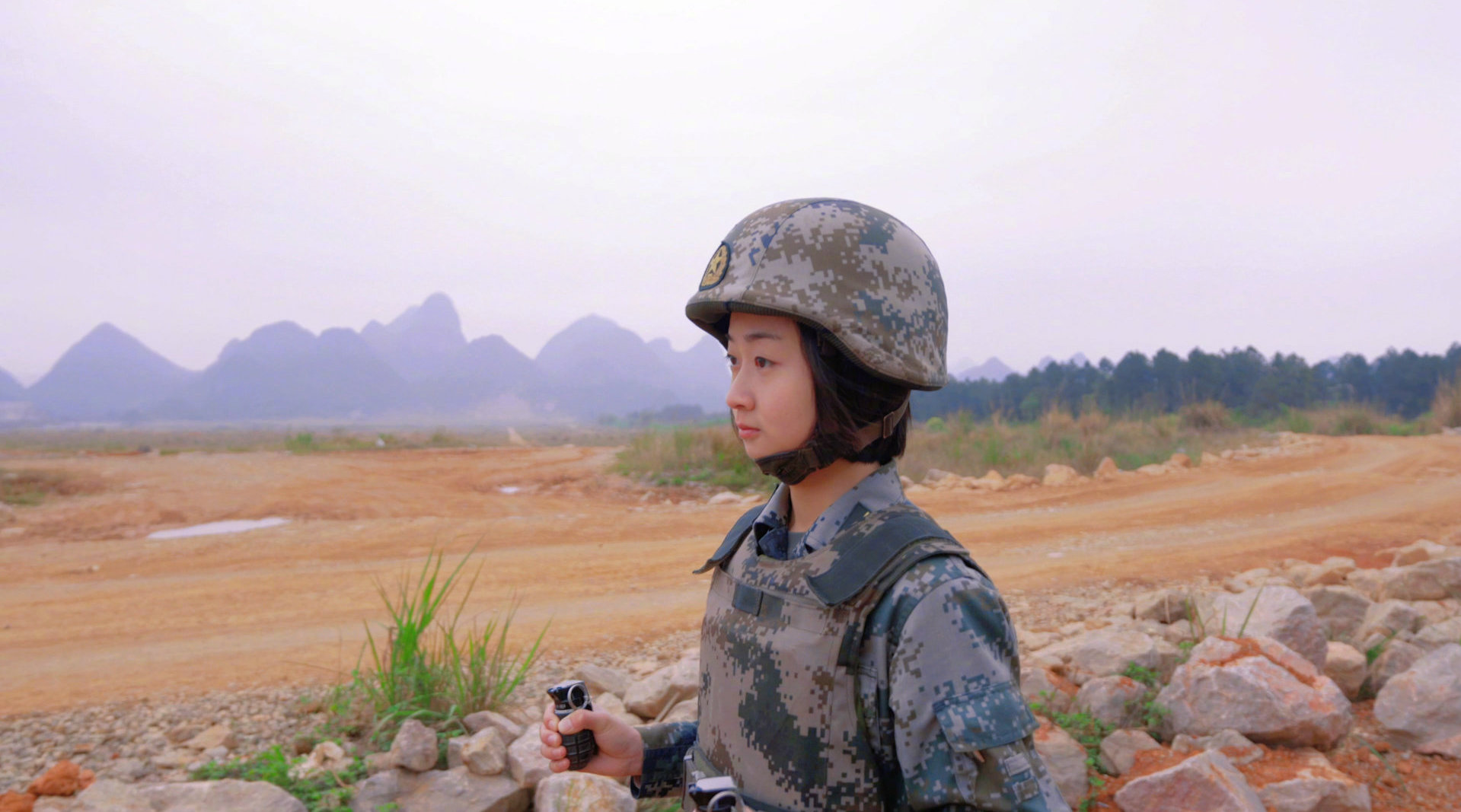 女兵沉浸式手榴弹实投