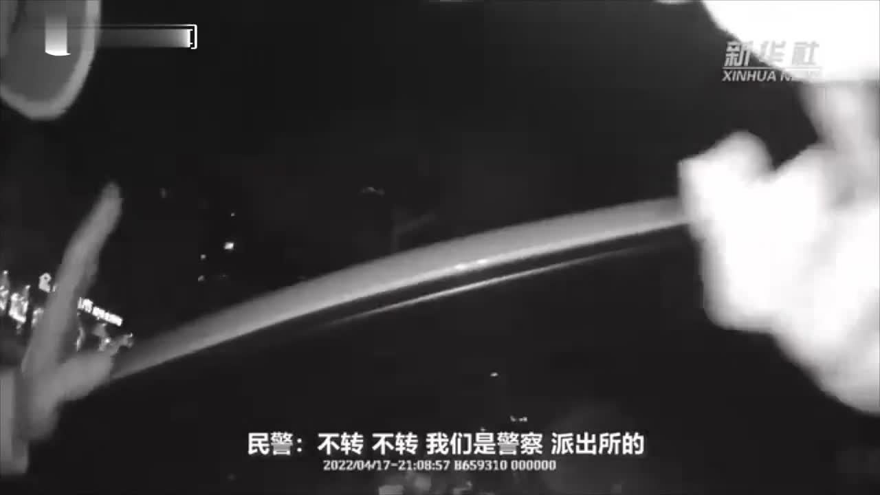 “假警察”电话骗女子转账 真民警砸车窗及时阻止