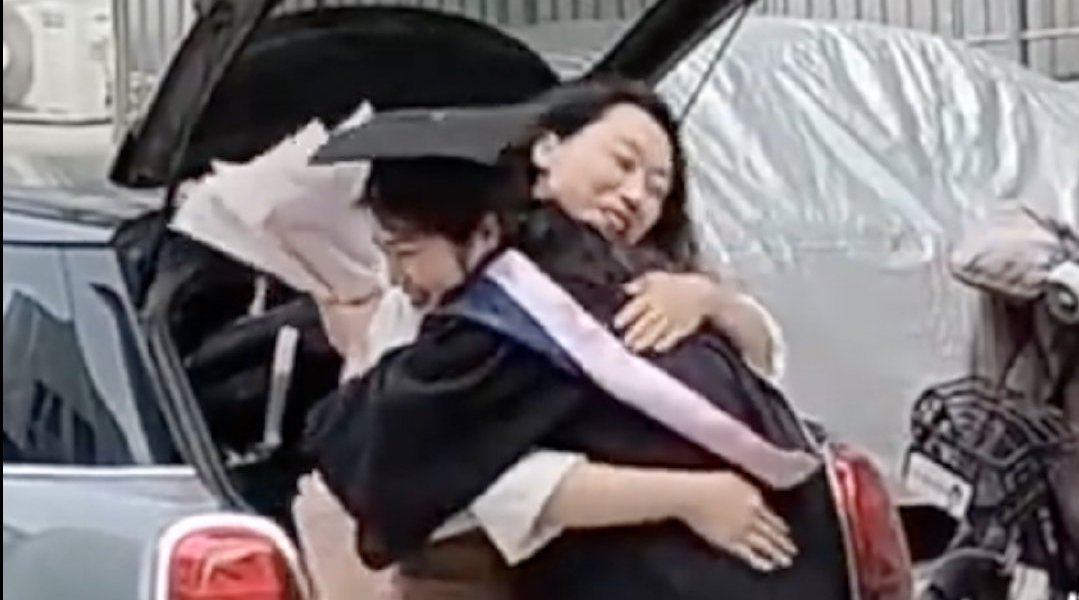 班主任为学生送毕业惊喜