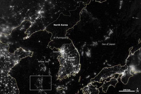 2012年9月24日,NASA的Suomi NPP卫星上拍下了这幅朝鲜半岛夜景照片。照片显示了朝鲜半岛和中国、日本的部分地区,以及黄海和东海。 2012年9月24日,NASA的Suomi NPP卫星上拍下了这幅朝鲜半岛夜景照片。照片显示了朝鲜半岛和中国、日本的部分地区,以及黄海和东海。
