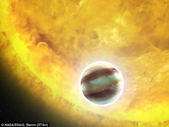这张艺术示意图展示的是围绕其他恒星的“热木星”的可能模样。这些巨大的行星体已经被发现了很多,它们的大小超过木星,但轨道距离却比水星更加靠近恒星,这让它们温度很高,是科学家们非常感兴趣的研究对象。 这张艺术示意图展示的是围绕其他恒星的“热木星”的可能模样。这些巨大的行星体已经被发现了很多,它们的大小超过木星,但轨道距离却比水星更加靠近恒星,这让它们温度很高,是科学家们非常感兴趣的研究对象。